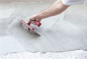 Pegar baldosas con cemento cola