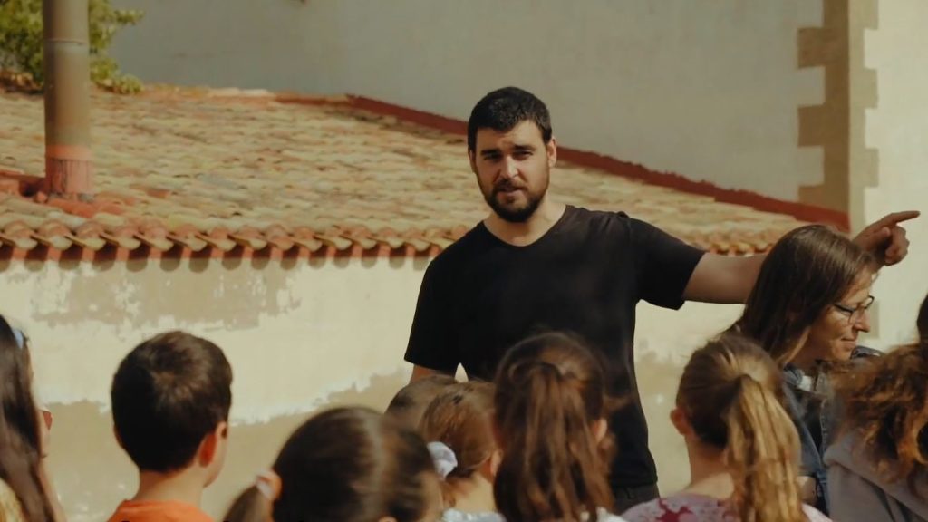 Carlos Ramírez “Zorromono” junto a los alumnos del CRA Las 4 Villas