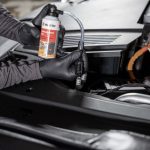 Cómo reparar una fuga en el aire acondicionado del coche