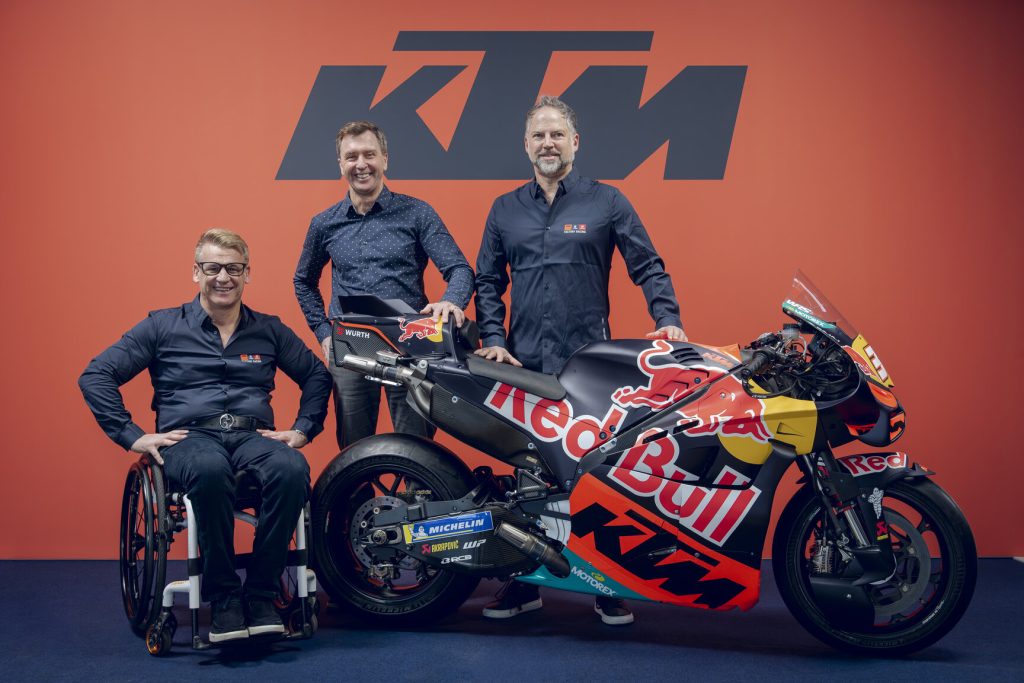 Responsable de Patrocinios del Grupo Würth oficializando el acuerdo con KTM.