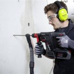 Trabajador con protectores auditivos EPI en entorno industrial según normativa EN 352 y Real Decreto 2862006