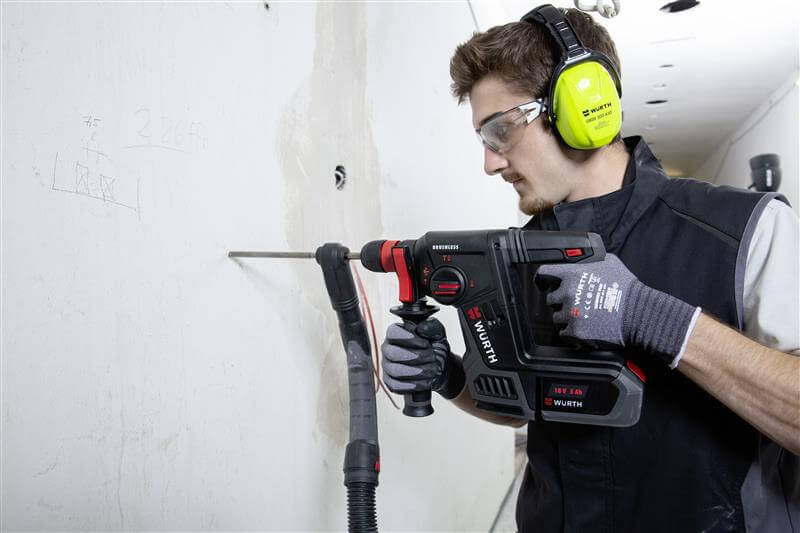 Trabajador con protectores auditivos EPI en entorno industrial según normativa EN 352 y Real Decreto 2862006